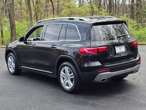 Used 2023 Mercedes-Benz GLB 250 4MATIC w/ Premium Package image 4