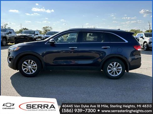 Used 2018 Kia Sorento LX image 2