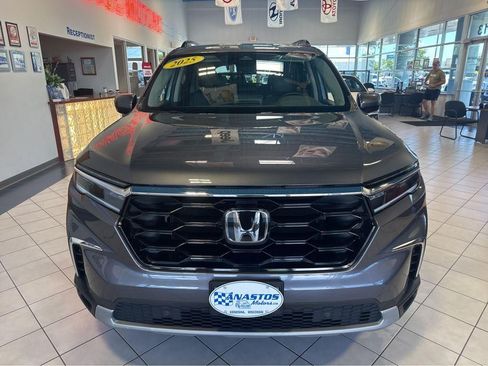 Used 2025 Honda Pilot Touring image 2