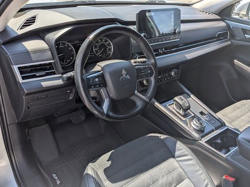 Used 2023 Mitsubishi Outlander SE AWD/4WD image 16