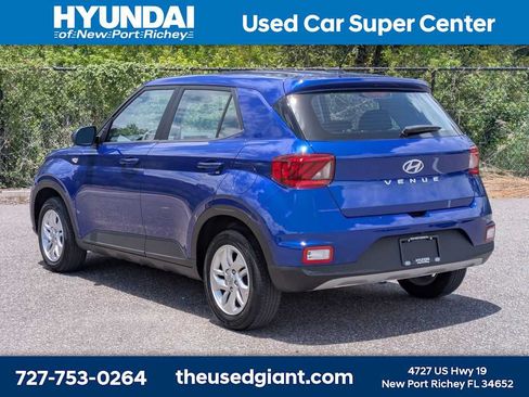 Certified 2025 Hyundai Venue SE FWD image 3