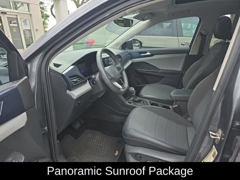 Used 2023 Volkswagen Taos SE w/ Panoramic Sunroof Package FWD image 5