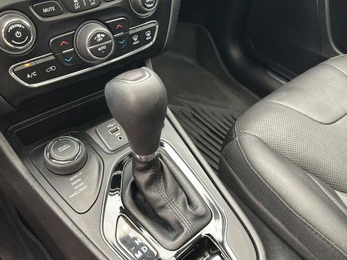 Used 2021 Jeep Cherokee Limited AWD/4WD image 23