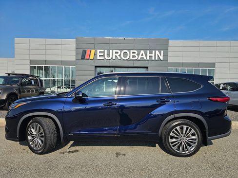 Used 2021 Toyota Highlander Platinum AWD/4WD image 2