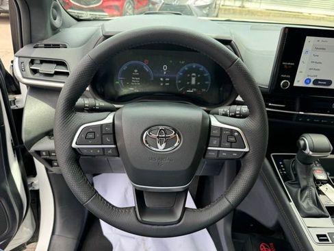 Used 2025 Toyota Sienna Platinum AWD/4WD image 20