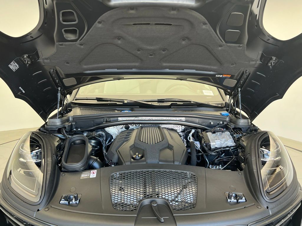 Used 2026 Porsche Macan AWD/4WD image 23