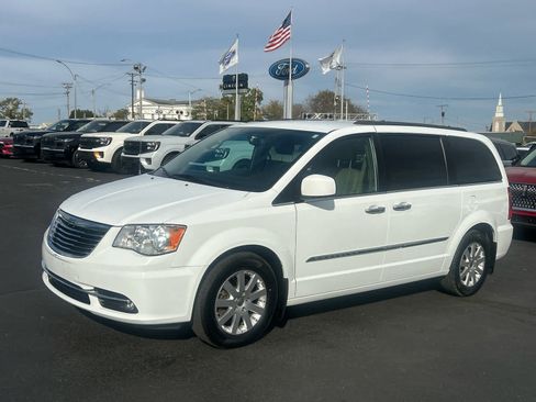 Used 2015 Chrysler Town & Country Touring w/ Driver Convenience Group image 2