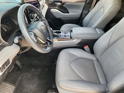 Used 2024 Toyota Highlander Limited image 9