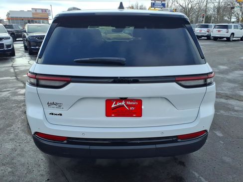 Used 2023 Jeep Grand Cherokee Altitude image 5