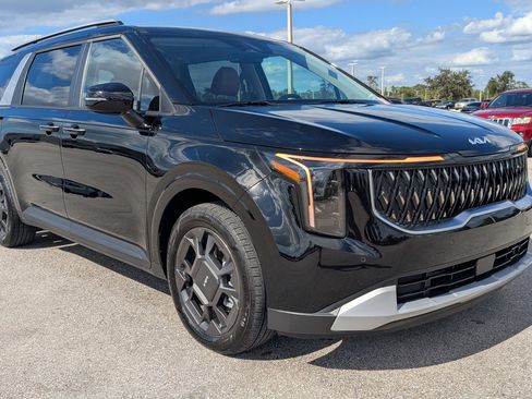 Certified 2025 Kia Carnival EX image 2