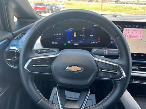 Used 2025 Chevrolet Equinox EV LT FWD image 42