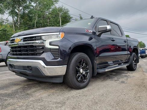 Used 2022 Chevrolet Silverado 1500 LT w/ Z71 Off-Road Package AWD/4WD image 3