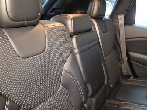 Used 2017 Jeep Cherokee Limited w/ Luxury Group AWD/4WD image 14