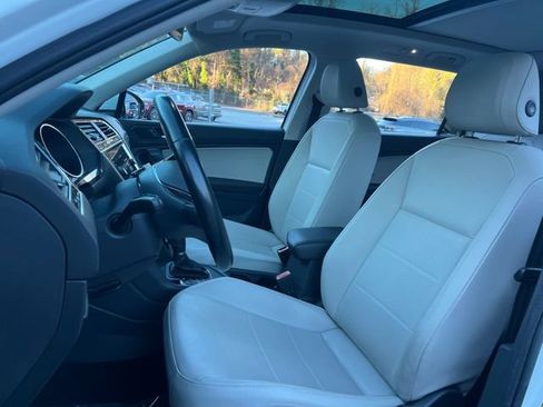 Used 2019 Volkswagen Tiguan SE w/ Panoramic Sunroof Package image 14