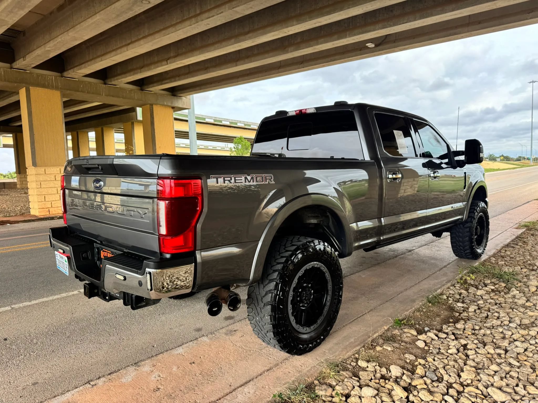 Used 2021 Ford F350 Lariat w/ Tremor Off-Road Package AWD/4WD image 3