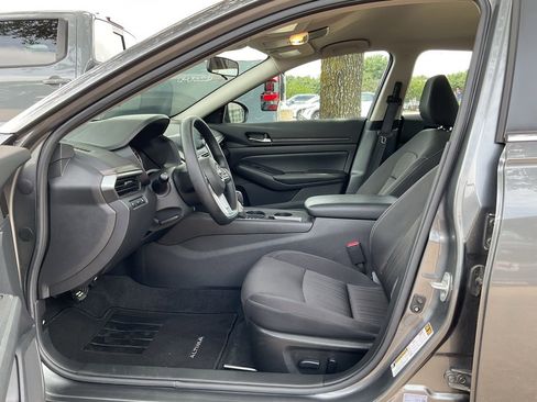 Used 2025 Nissan Altima 2.5 SV FWD image 8