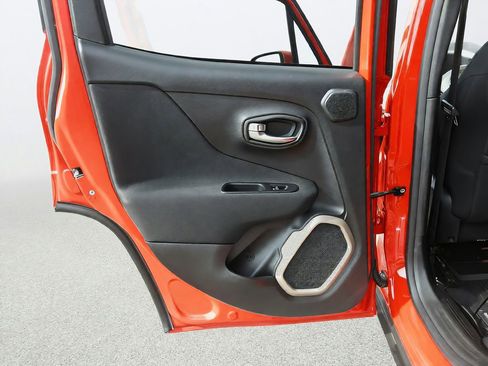 Used 2015 Jeep Renegade Latitude w/ Popular Equipment Group FWD image 31
