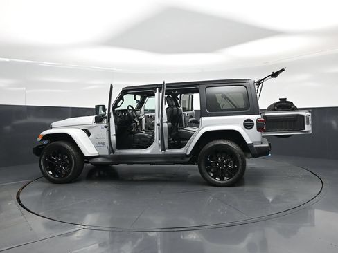 Used 2023 Jeep Wrangler Unlimited Sahara w/ Cold Weather Group AWD/4WD image 33