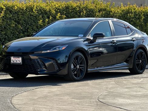 Used 2026 Toyota Camry Hybrid FWD image 8