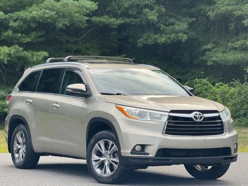 Used 2014 Toyota Highlander XLE AWD/4WD image 2