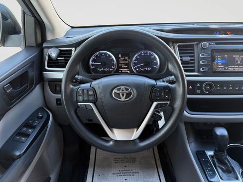 Used 2018 Toyota Highlander LE AWD/4WD image 28