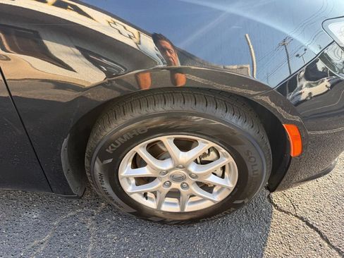Used 2024 Chrysler Pacifica Touring-L FWD image 5
