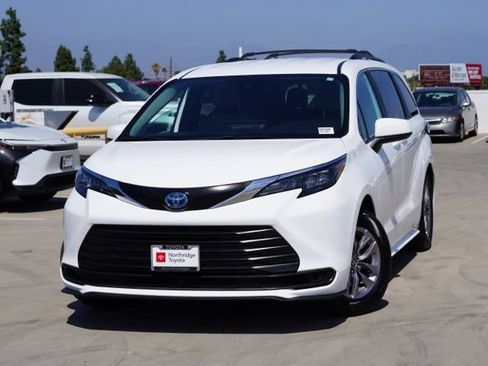 Used 2025 Toyota Sienna LE FWD image 5