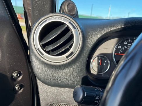 Used 2014 Jeep Wrangler Unlimited Sahara w/ Connectivity Group image 10