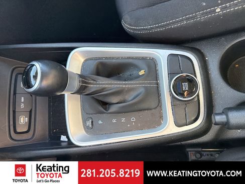 Used 2023 Hyundai Venue SEL image 18