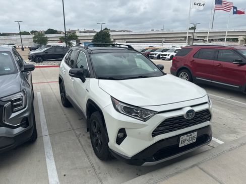 Used 2020 Toyota RAV4 XSE AWD/4WD image 2