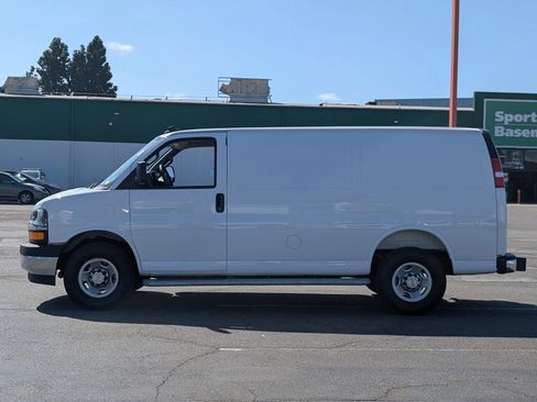 Used 2025 Chevrolet Express 2500 w/ Driver Convenience Package RWD image 4