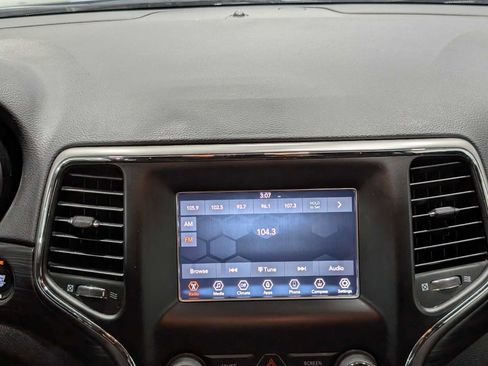 Used 2019 Jeep Grand Cherokee Laredo image 17