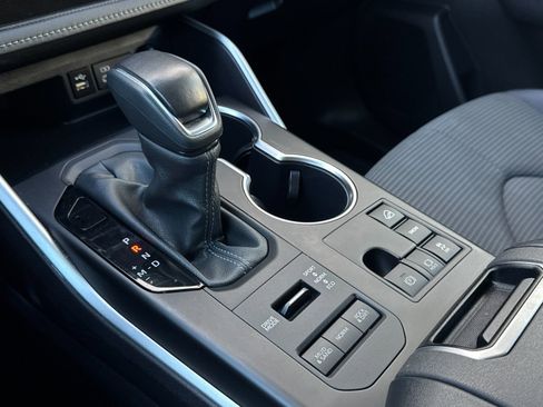 Used 2024 Toyota Highlander LE image 23