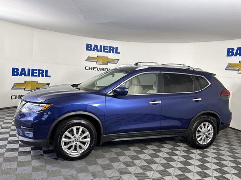 Used 2020 Nissan Rogue SV image 2