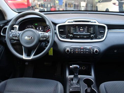 Used 2018 Kia Sorento FWD V6 image 17