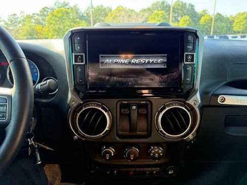 Used 2018 Jeep Wrangler Rubicon w/ Cold Weather Group AWD/4WD image 18