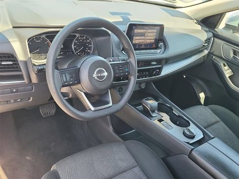 Used 2024 Nissan Rogue SV AWD/4WD image 2