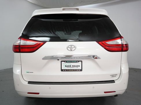 Used 2019 Toyota Sienna Limited Premium image 8