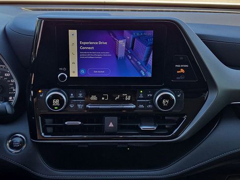 Used 2023 Toyota Highlander XLE image 14