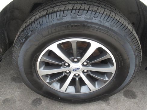 Used 2019 Ford Expedition XLT w/ Equipment Group 202A AWD/4WD image 10