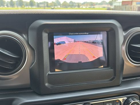 Used 2023 Jeep Gladiator Sport w/ Off Road Group image 18