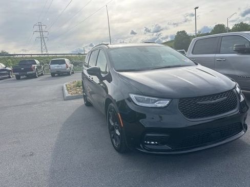 Used 2025 Chrysler Pacifica Limited FWD image 8