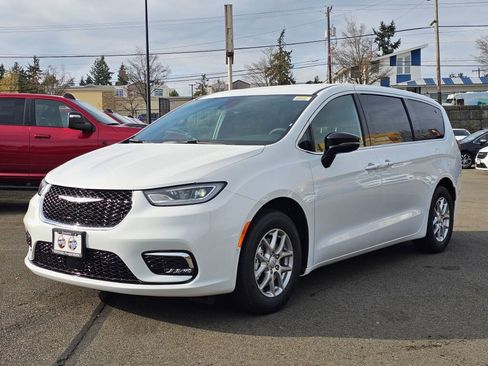 New 2026 Chrysler Pacifica Select image 4