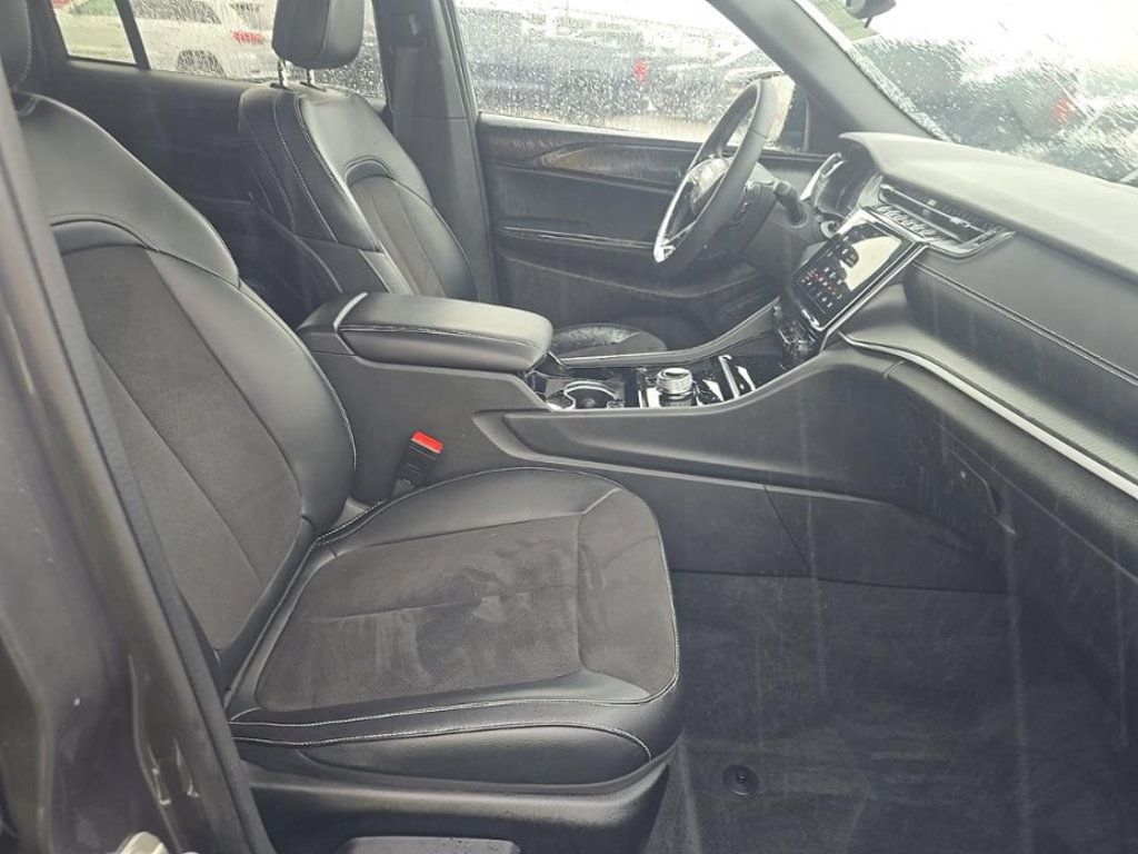 Used 2023 Jeep Grand Cherokee Altitude AWD/4WD image 3