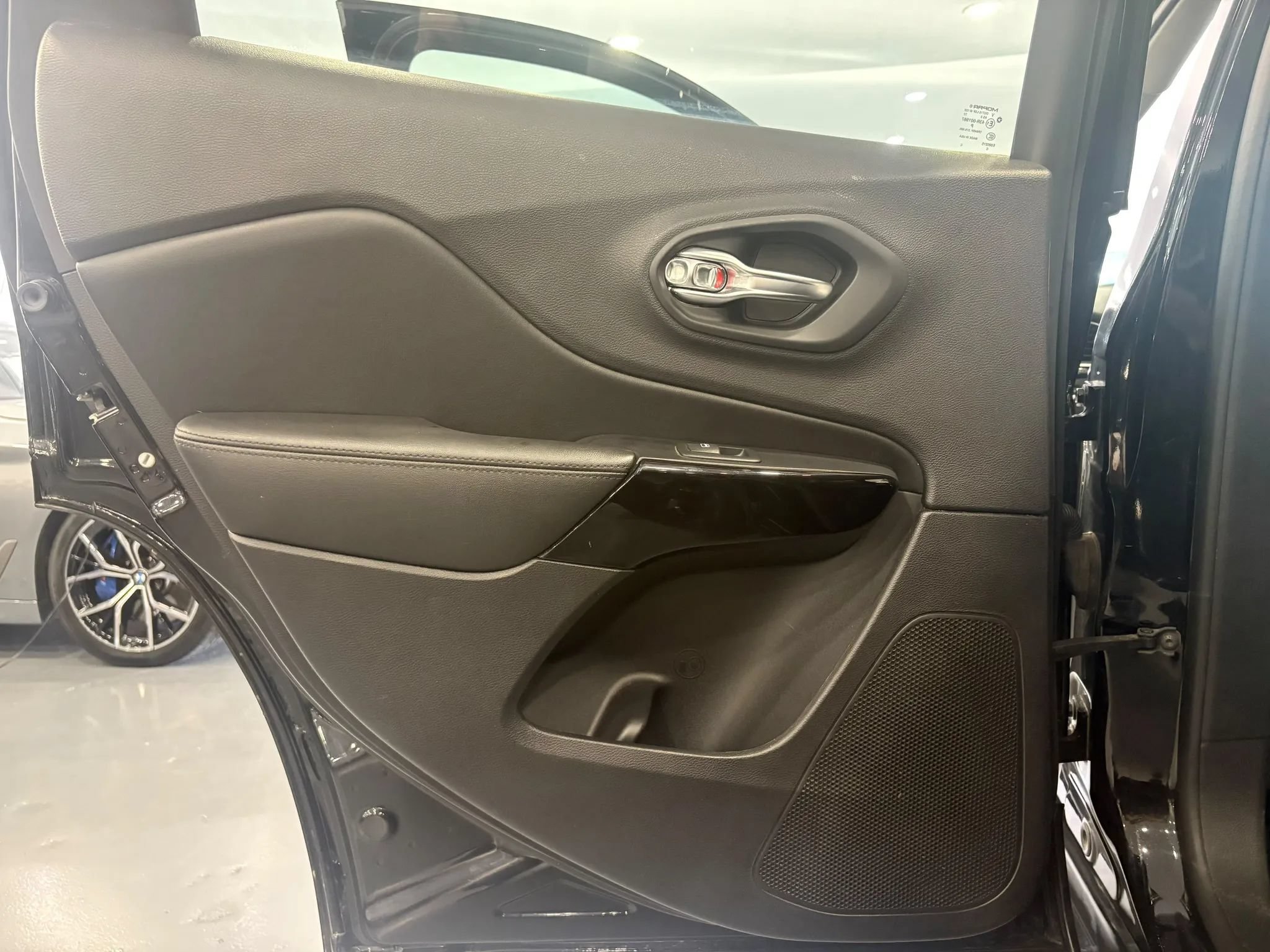 Used 2020 Jeep Cherokee Latitude Plus AWD/4WD image 27