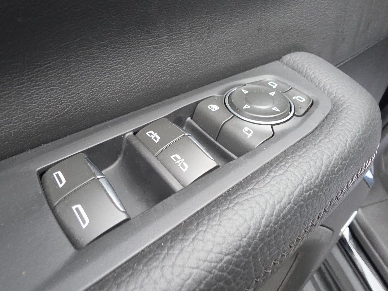 Used 2025 GMC Yukon Denali AWD/4WD image 36