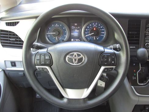 Certified 2020 Toyota Sienna L FWD image 21