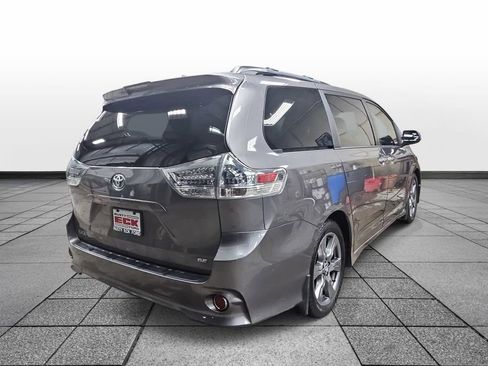 Used 2018 Toyota Sienna SE FWD image 5