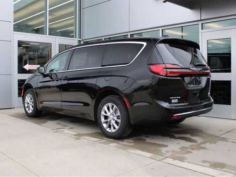 New 2026 Chrysler Pacifica Select image 6