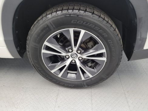 Used 2018 Toyota Highlander LE FWD image 31